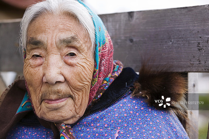 楚科奇海中阿拉斯加和西伯利亚之间小岛上的因纽特族老人Lola Everson图片素材