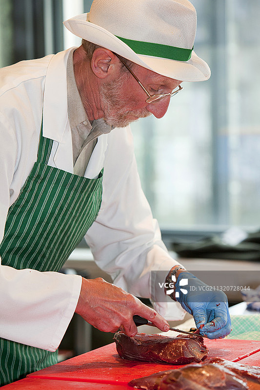 英国的屠夫正在屠宰鹿肉图片素材