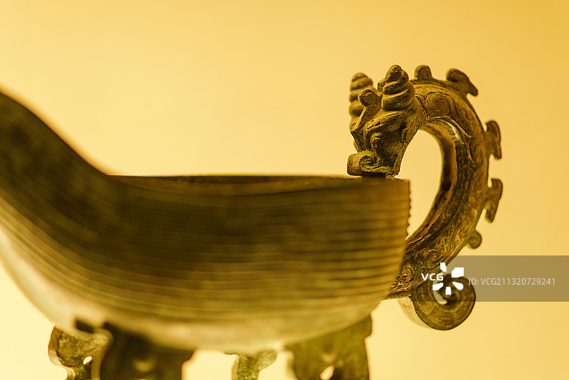 上海博物馆内的古代龙纹装饰青铜杯图片素材