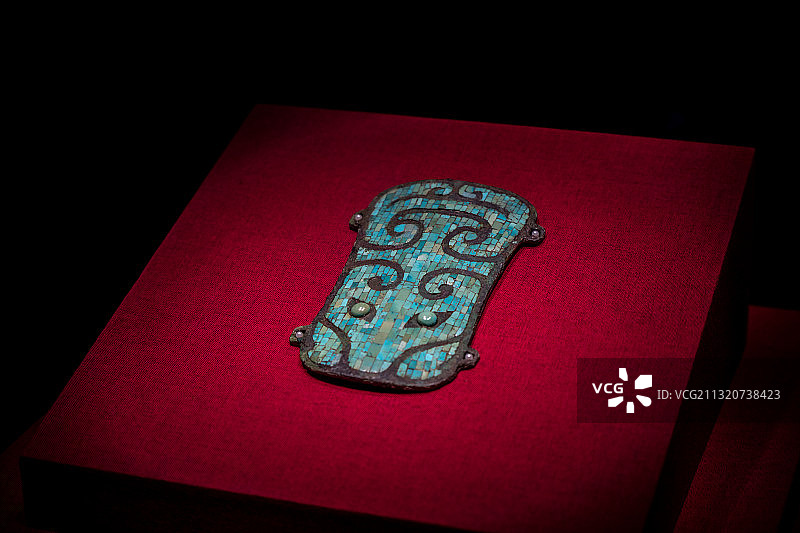 河南洛阳二里头夏都遗址博物馆馆藏精品镶嵌绿松石兽面纹铜牌饰图片素材