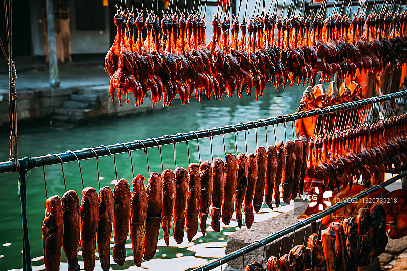 河边挂着的腊味图片素材