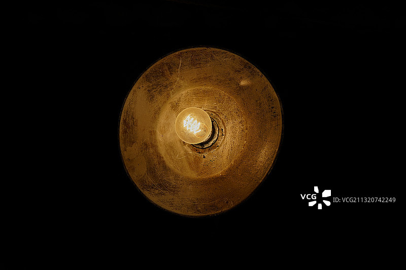 老式铜灯钨丝灯灯泡图片素材