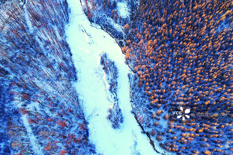 航拍大兴安岭冬季冰河红柳树林风光图片素材