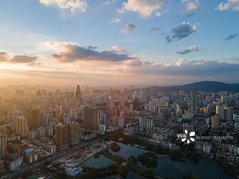 航拍视角下的广州城市建筑风光天际线和珠江两岸景观图片素材