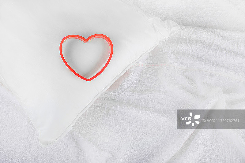 枕头和浴巾，国际睡眠日创意配图。图片素材