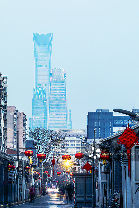 北京东城胡同节日张灯结彩图片素材