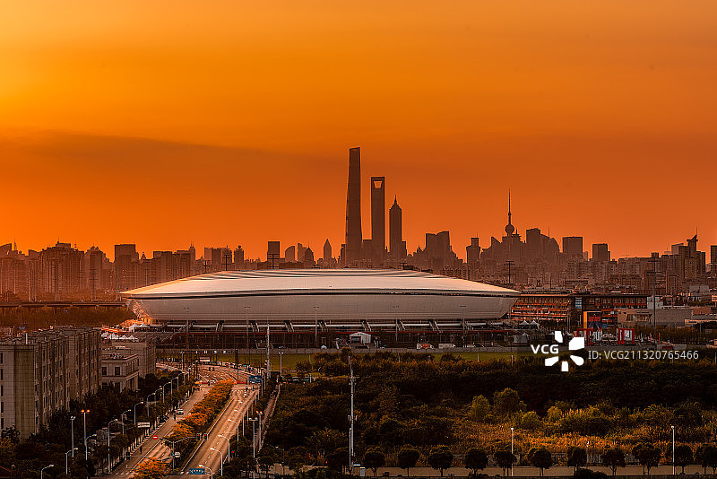 上海浦东足球场陆家嘴日落城市风光图片素材