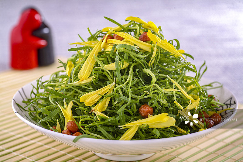 一盘凉菜豆苗拌花生图片素材