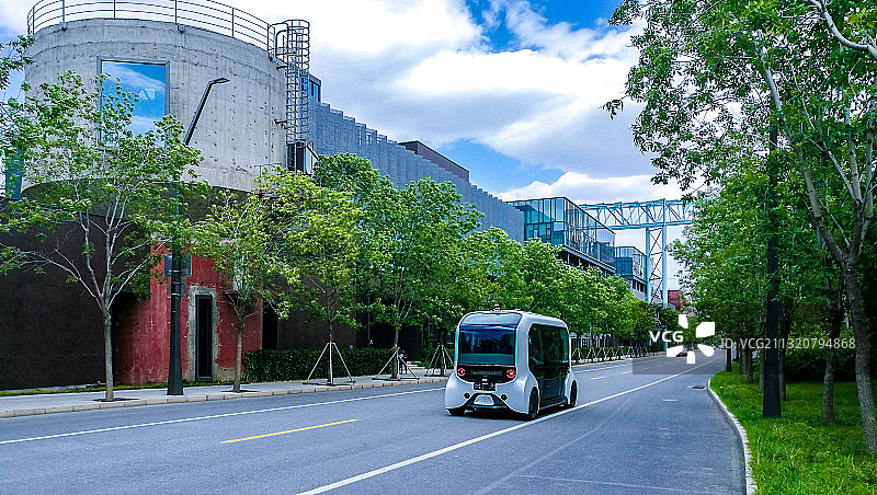 北京首钢园内一辆行驶中的无人驾驶巴士图片素材