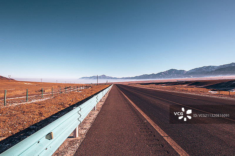 去往赛里木湖的公路图片素材