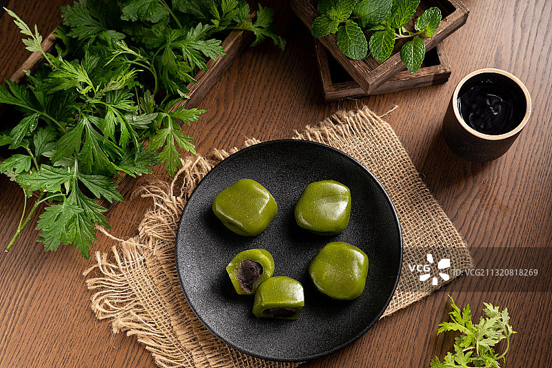 清明时令零食甜点艾叶做的豆沙青团图片素材