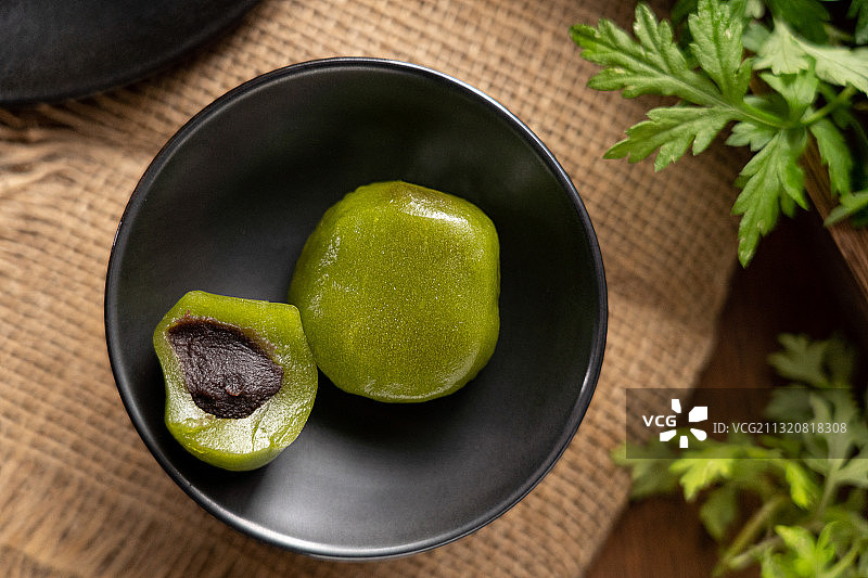清明时令零食甜点艾叶做的豆沙青团图片素材