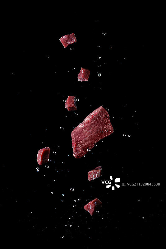 悬浮水花生肉块图片素材