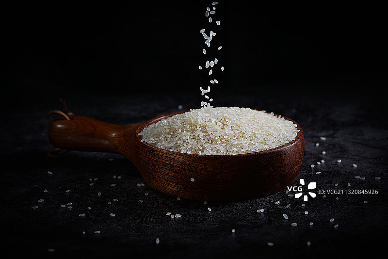 颗颗分明洒落的大米图片素材