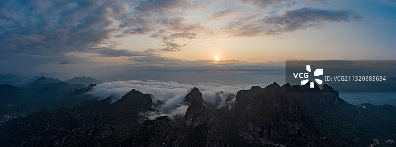 云海之上的日出图片素材
