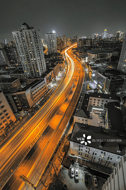 城市高架道路的车轨夜景图图片素材