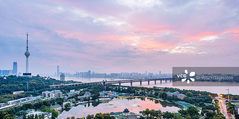 中国湖北武汉龟山电视塔和长江大桥清晨的彩霞图片素材