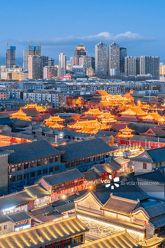 中国内蒙古呼和浩特大召寺、塞上老街和远处的高楼夜景图片素材