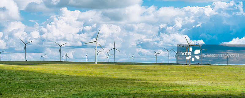 中国内蒙古辉腾锡勒草原上的风电场集群图片素材