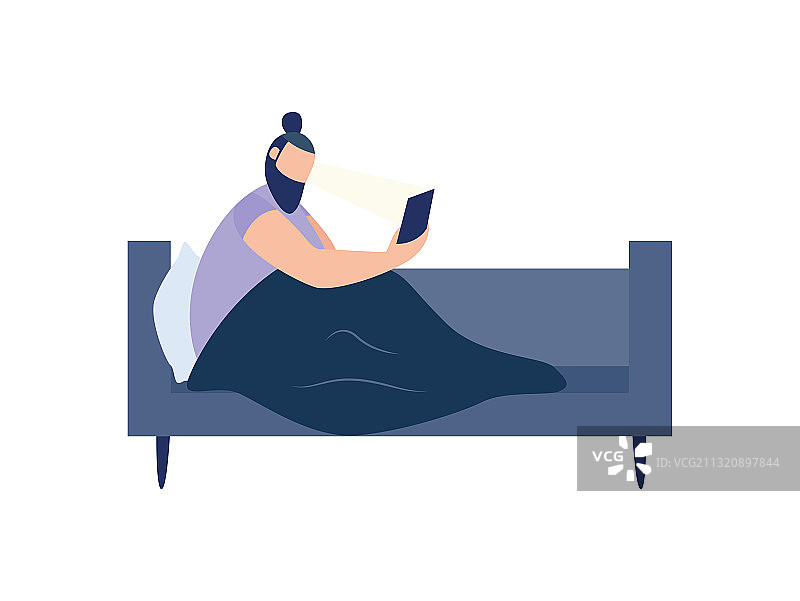 在沙发上玩手机的失眠男人图片素材