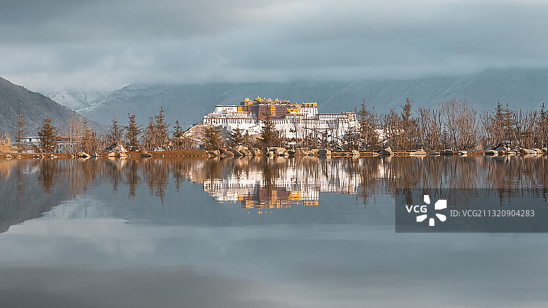 晨光普照布达拉图片素材