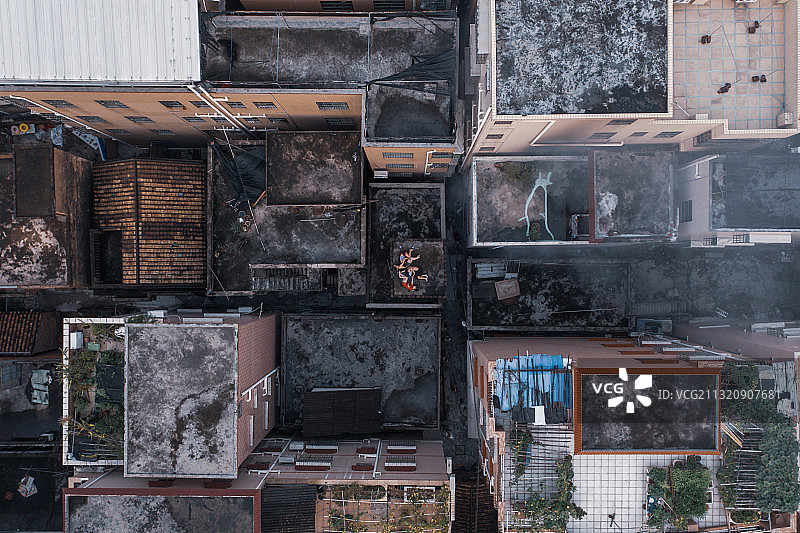 城中村火灾现场逃出来的2对夫妻图片素材