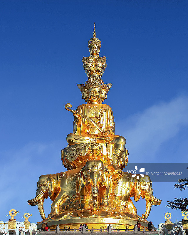 峨眉山金顶四方十面普贤金像图片素材