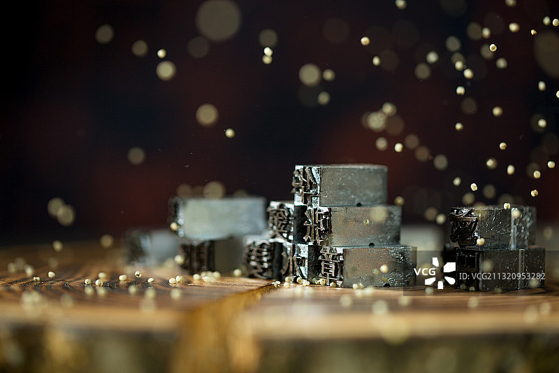 谷雨仓颉造字典故谷子雨落在活字印刷模板上图片素材