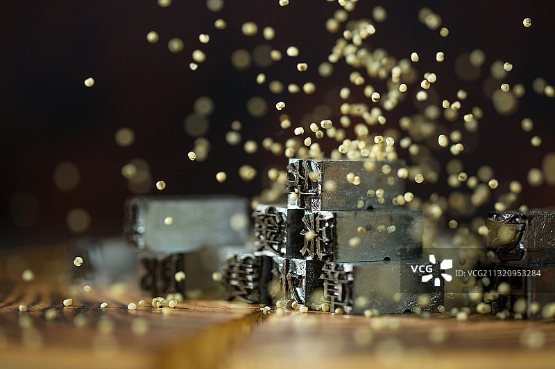 谷雨仓颉造字典故谷子雨落在活字印刷模板上图片素材