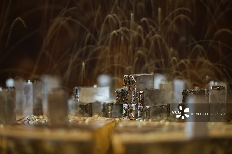 谷雨仓颉造字典故谷子雨落在活字印刷模板上图片素材