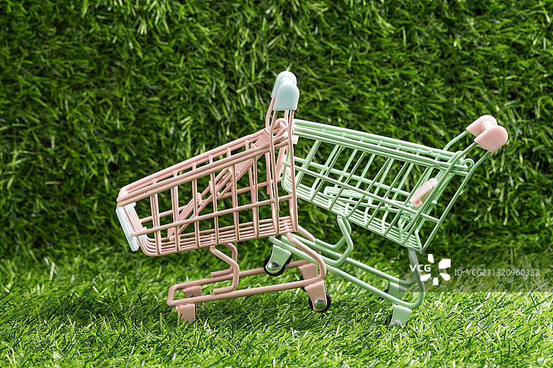草地上的购物车图片素材