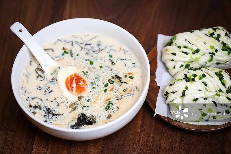 传统中式早餐咸豆浆和葱卷花卷馒头图片素材