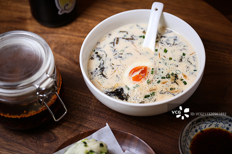 传统中式早餐咸豆浆和葱卷花卷馒头图片素材