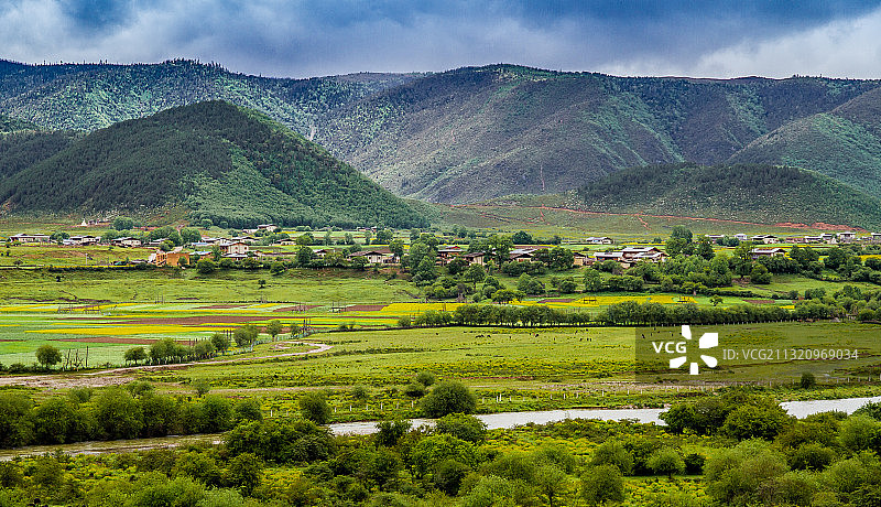 香格里拉的夏季图片素材