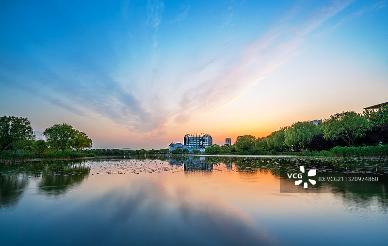 夕阳下的东华大学松江校区图书馆图片素材
