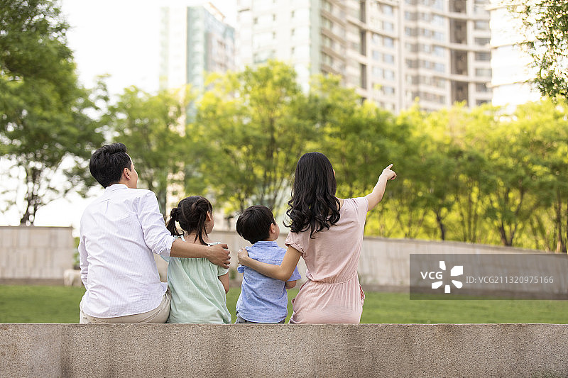 快乐的年轻家庭看向远方图片素材