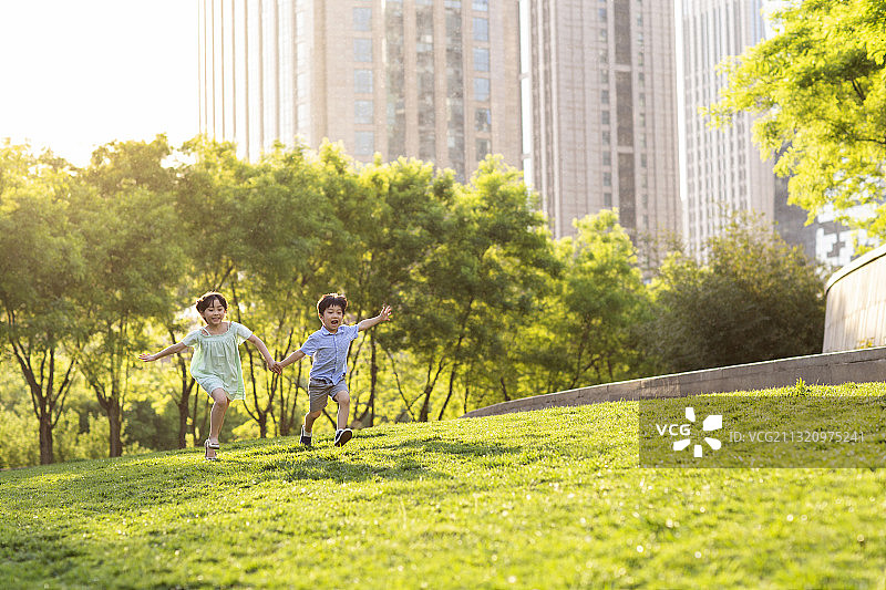 快乐的孩童在公园玩耍图片素材