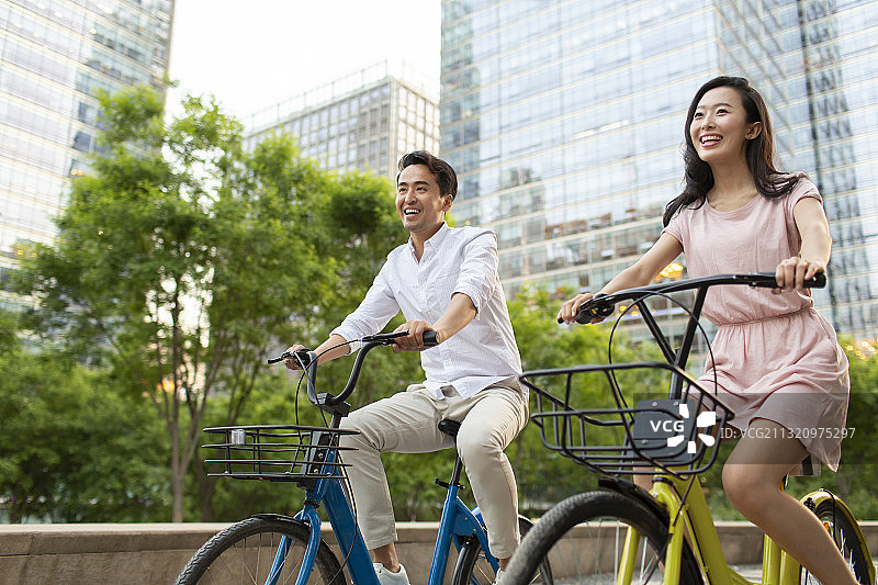 快乐的年轻情侣骑自行车图片素材