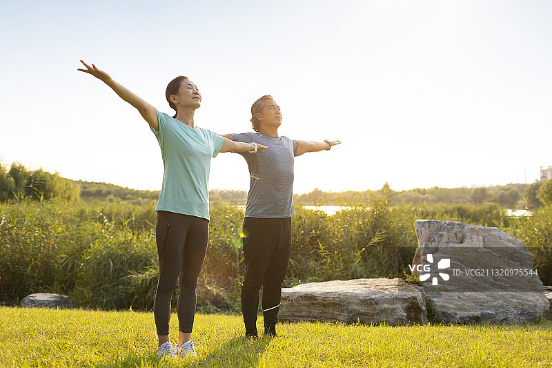开心的中老年夫妇在公园锻炼身体图片素材