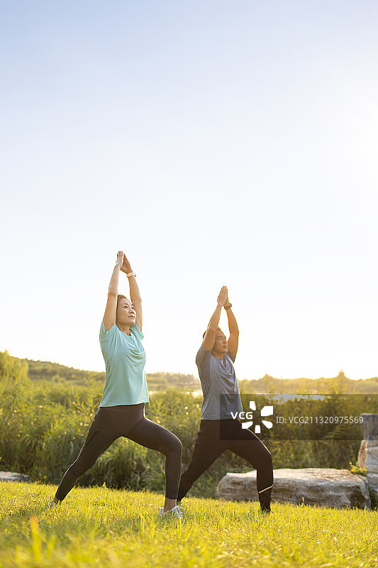 开心的中老年夫妇在公园练瑜伽图片素材
