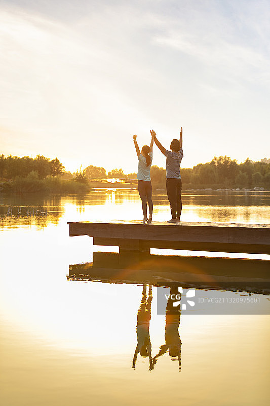 开心的中老年夫妇在公园放松身心图片素材