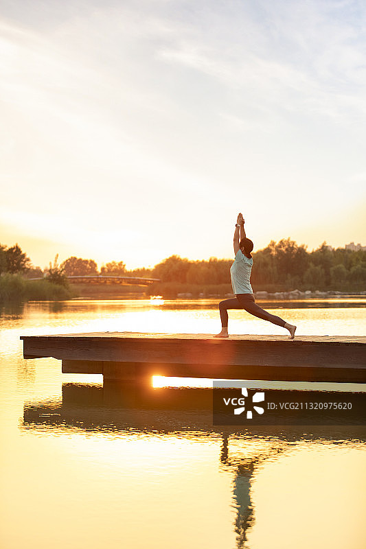 开心的中老年女子在公园练瑜伽图片素材