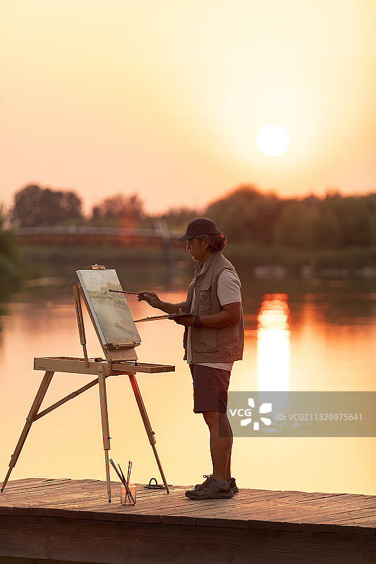 中老年男子在公园油画写生图片素材