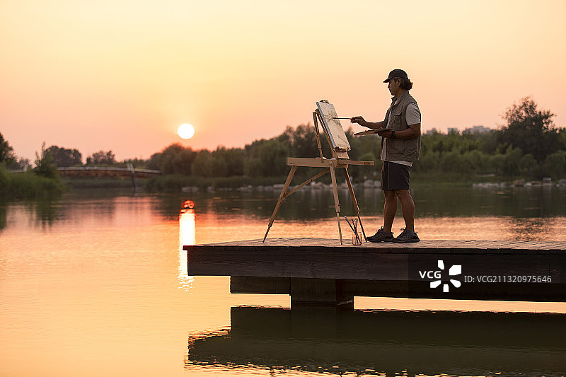 中老年男子在公园油画写生图片素材