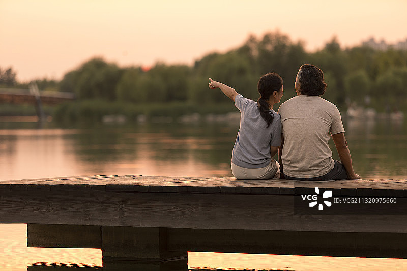 开心的中老年夫妇在公园放松身心图片素材