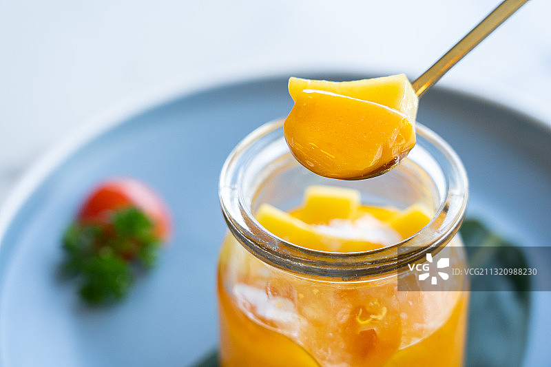 夏天冰爽甜点心玻璃广口瓶芒果牛奶布丁图片素材