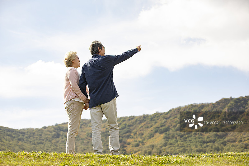 快乐的老年夫妇眺望远方图片素材
