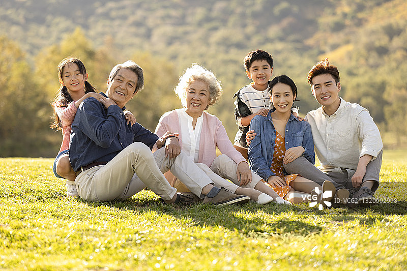 快乐的的家庭在草地上玩耍图片素材