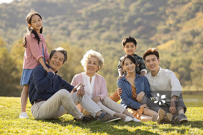 快乐的的家庭在草地上玩耍图片素材