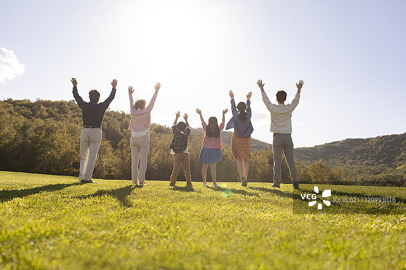 快乐的的家庭在草地上玩耍图片素材